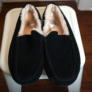Men’s Size 11 UGG Black Shearling Loafers